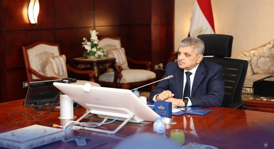 قناة السويس تبحث تعزيز التعاون مع ميرسك واستئناف العبور الكامل لسفن الحاويات